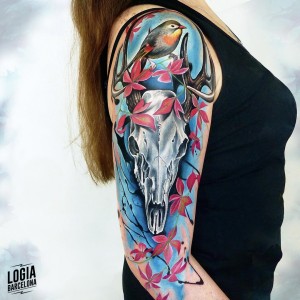 Tatuaje calavera flores pajaro brazo Logia Barcelona - Laura Egea